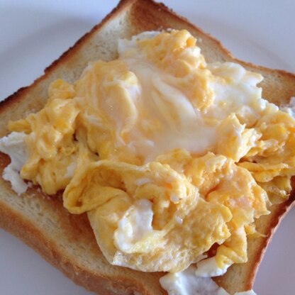 朝食に作りました♪
とろとろ卵とクリームチーズの組み合わせ、濃厚で食べ応えもあっておいしかったです(*^^*)